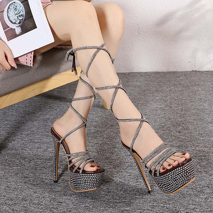 Sandales à talons hauts avec plateforme et brides croisées ornées de strass