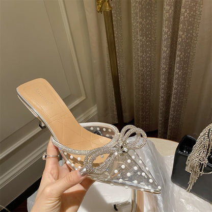 Chaussures élégantes en cristal transparent pour femmes, avec un design à strass.