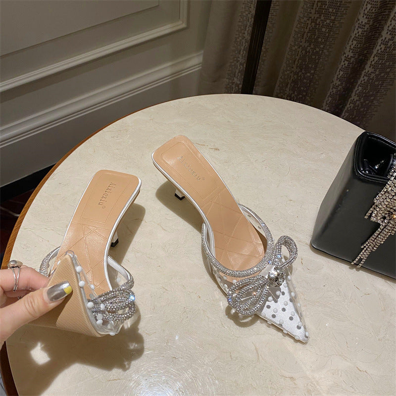 Chaussures élégantes en cristal transparent pour femmes, avec un design à strass.