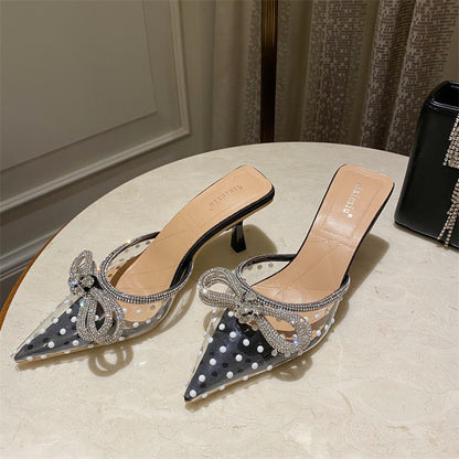 Chaussures élégantes en cristal transparent pour femmes, avec un design à strass.